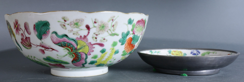 (Lot of 2) Two Chinese famille-rose wares, first a bowl, of lobbed mouth rim and decorated with - Image 3 of 8