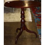 Period Federal mahogany tilt top tea table