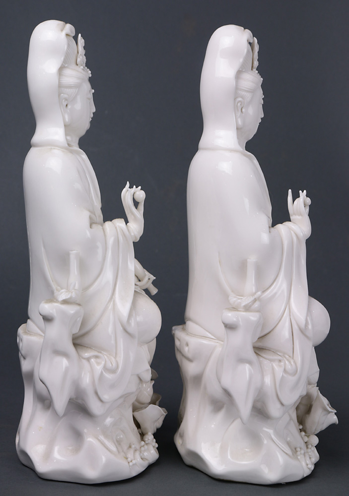 (lot of 2) A pair of seated Dehua Guanyin figures - Image 4 of 5