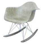 Early Eames Zenith Rope edge rocking chair, executed in fiberglass, above zinc-plated steel legs,