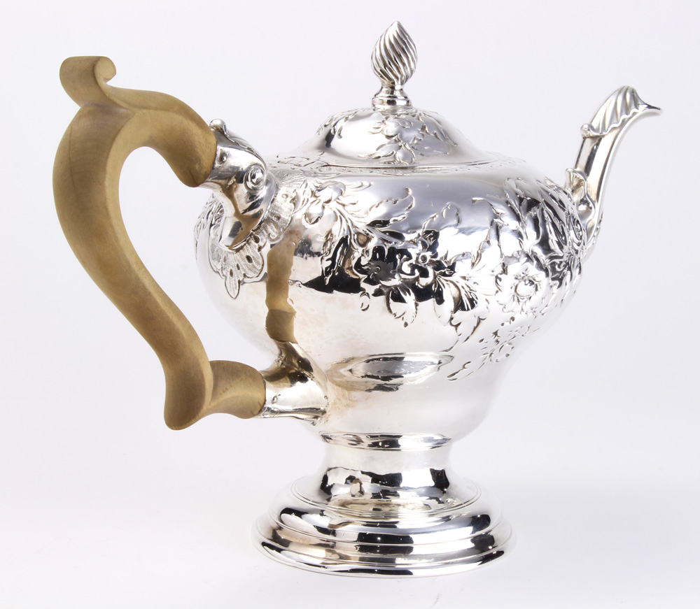 A George III sterling coffee pot, London, circa 1769 - Image 5 of 10