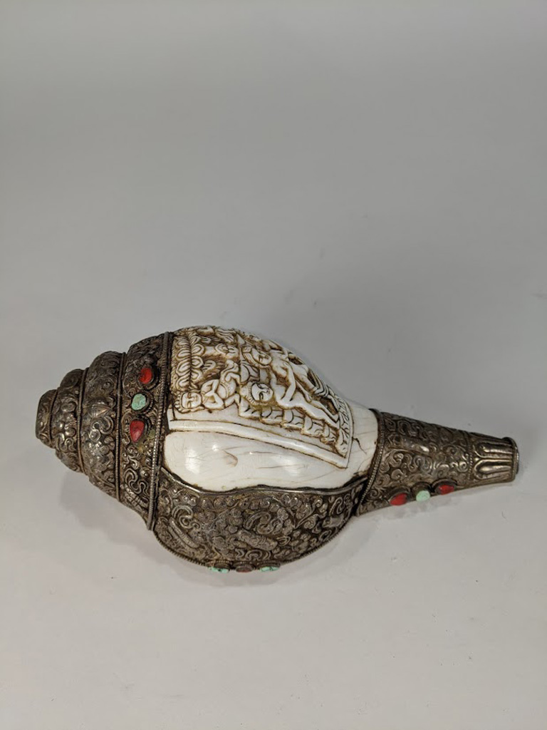 A Southeast Asian conch shell with silver mounts - Image 2 of 4