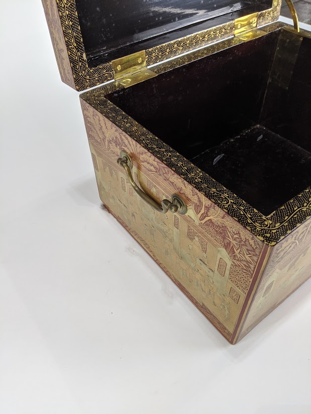 A Chinese gilt and cinnabar lacquer decorated box - Image 9 of 10