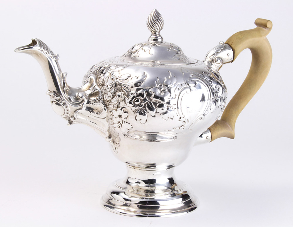 A George III sterling coffee pot, London, circa 1769 - Image 4 of 10