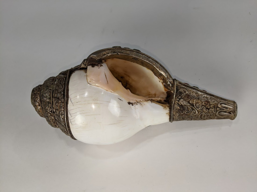 A Southeast Asian conch shell with silver mounts - Image 4 of 4