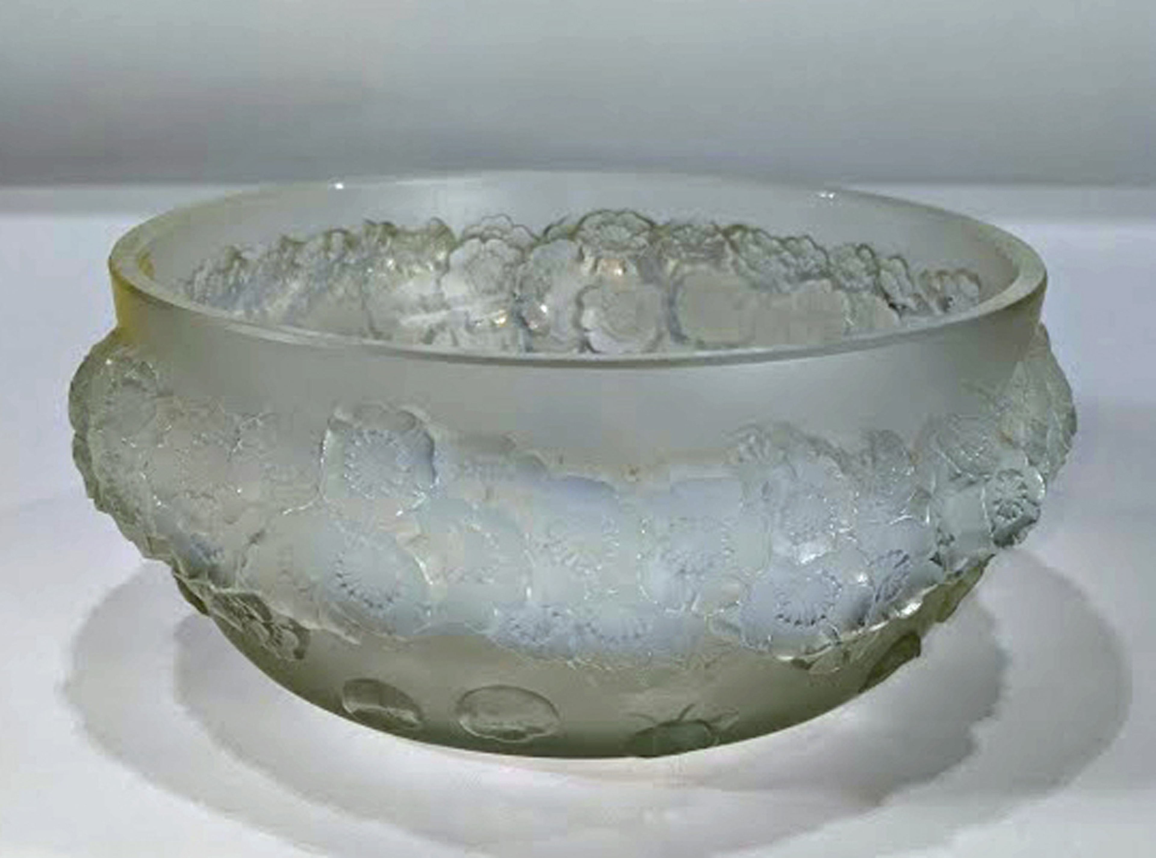 A Lalique Primeveres opalescent glass bowl