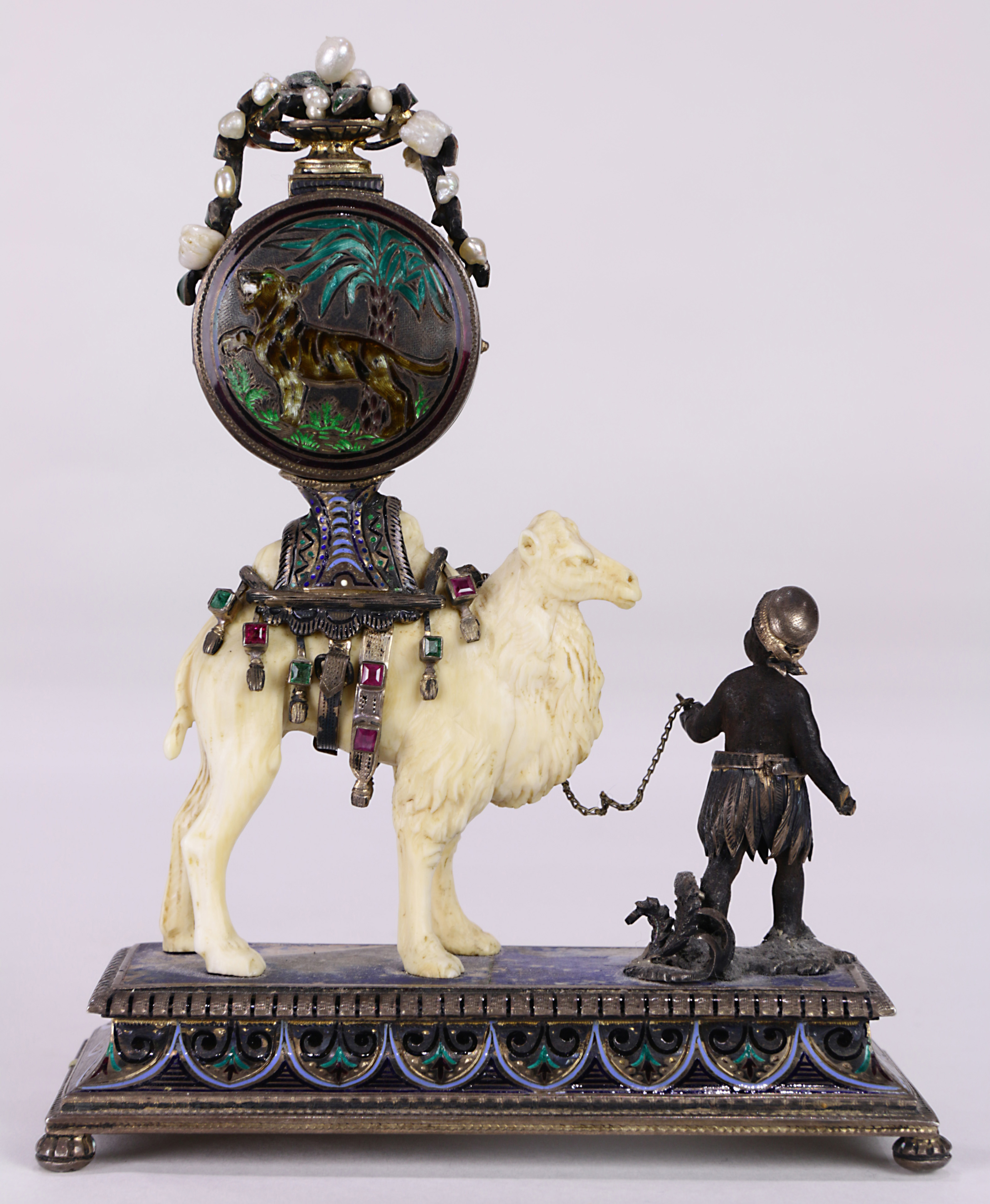 A continental emerald ruby seed pearl and eglomise decorated desk clock in the Moorish taste - Image 4 of 5