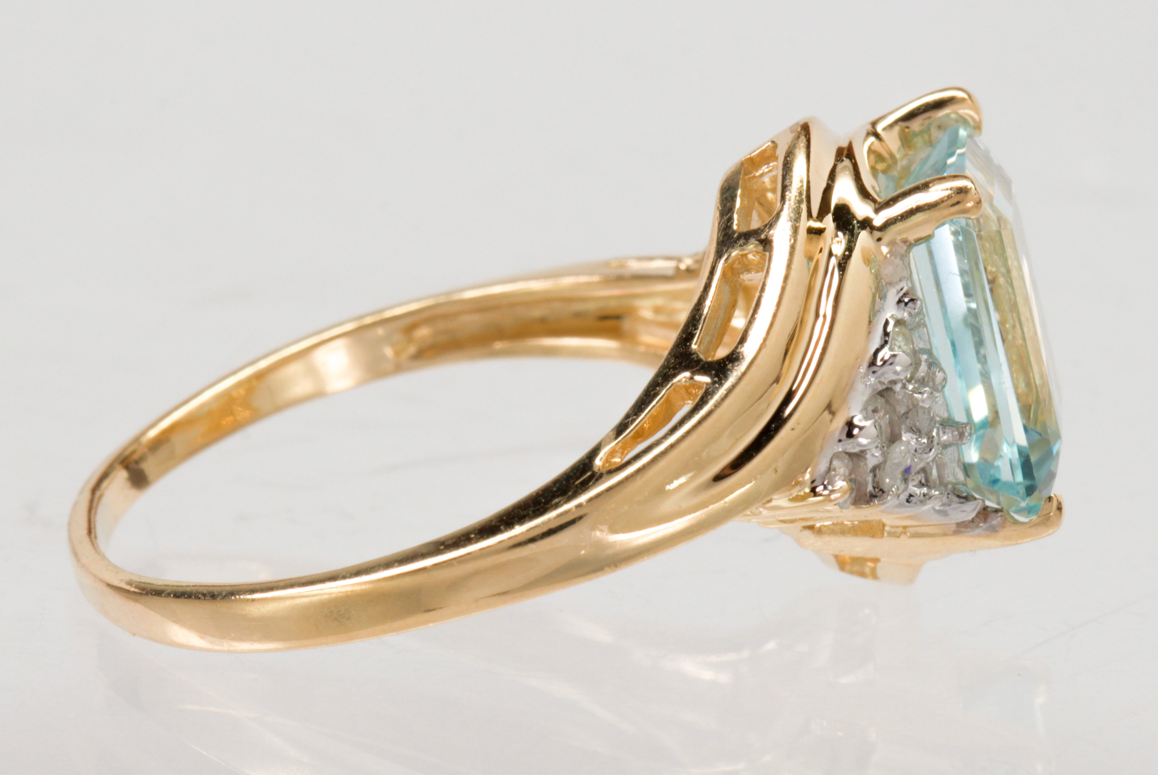 Aquamarine, diamond and 14k yellow gold ring - Image 2 of 2