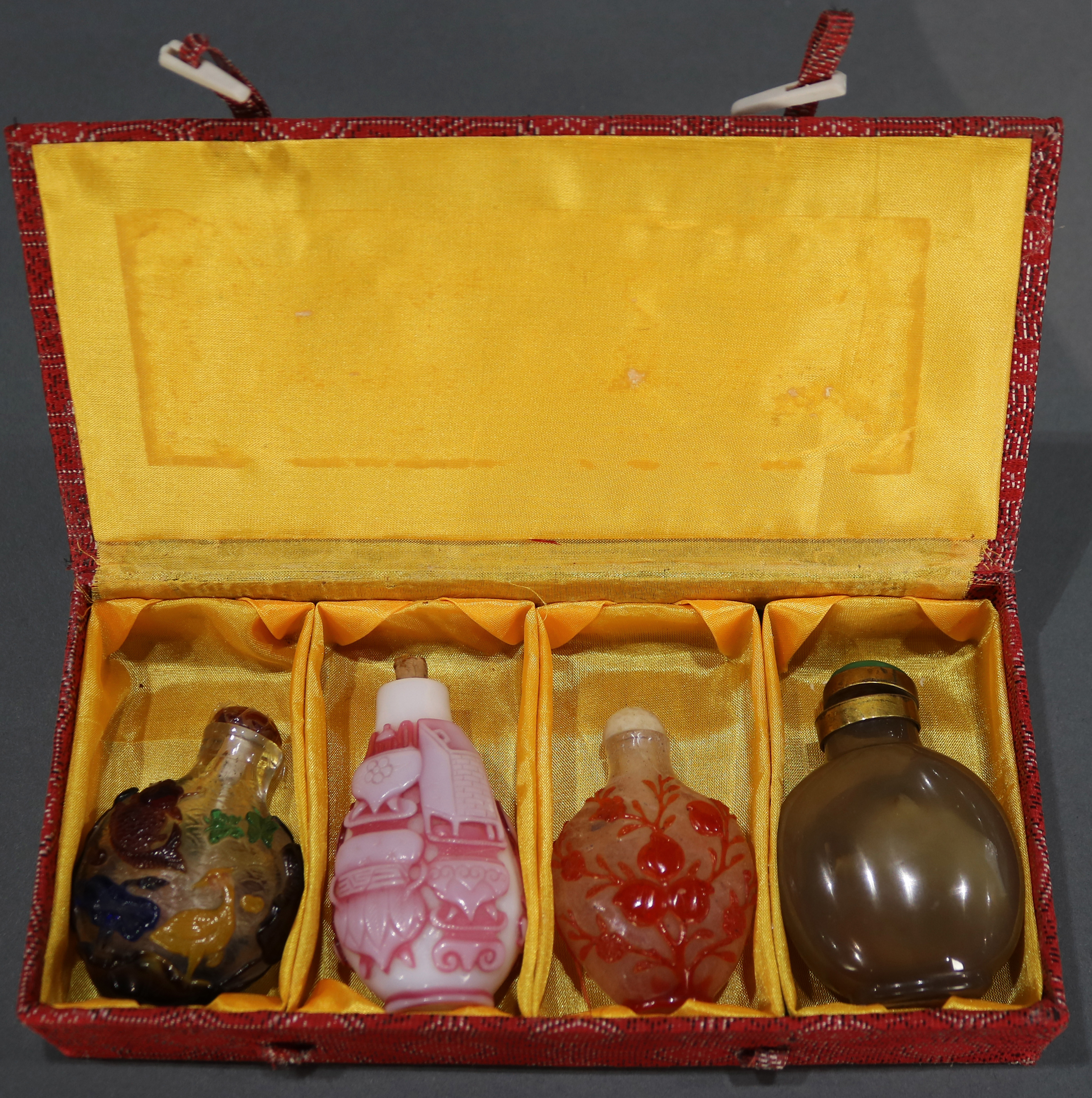 (lot of 4) Peking glass snuff bottles