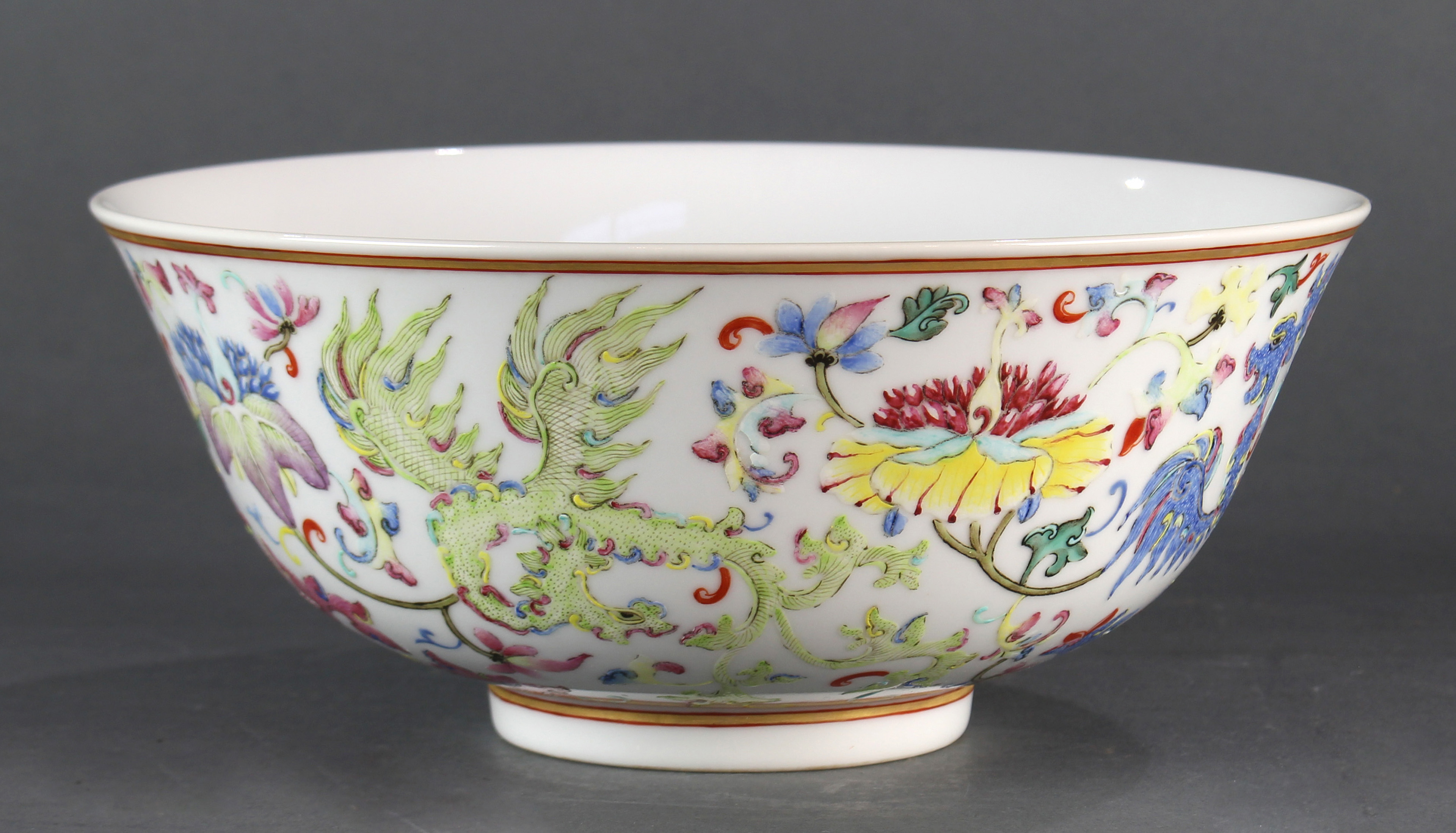 A famille rose 'phoenix' bowl - Image 3 of 4