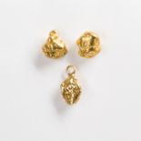 A pair of gold nugget earrings and pendant