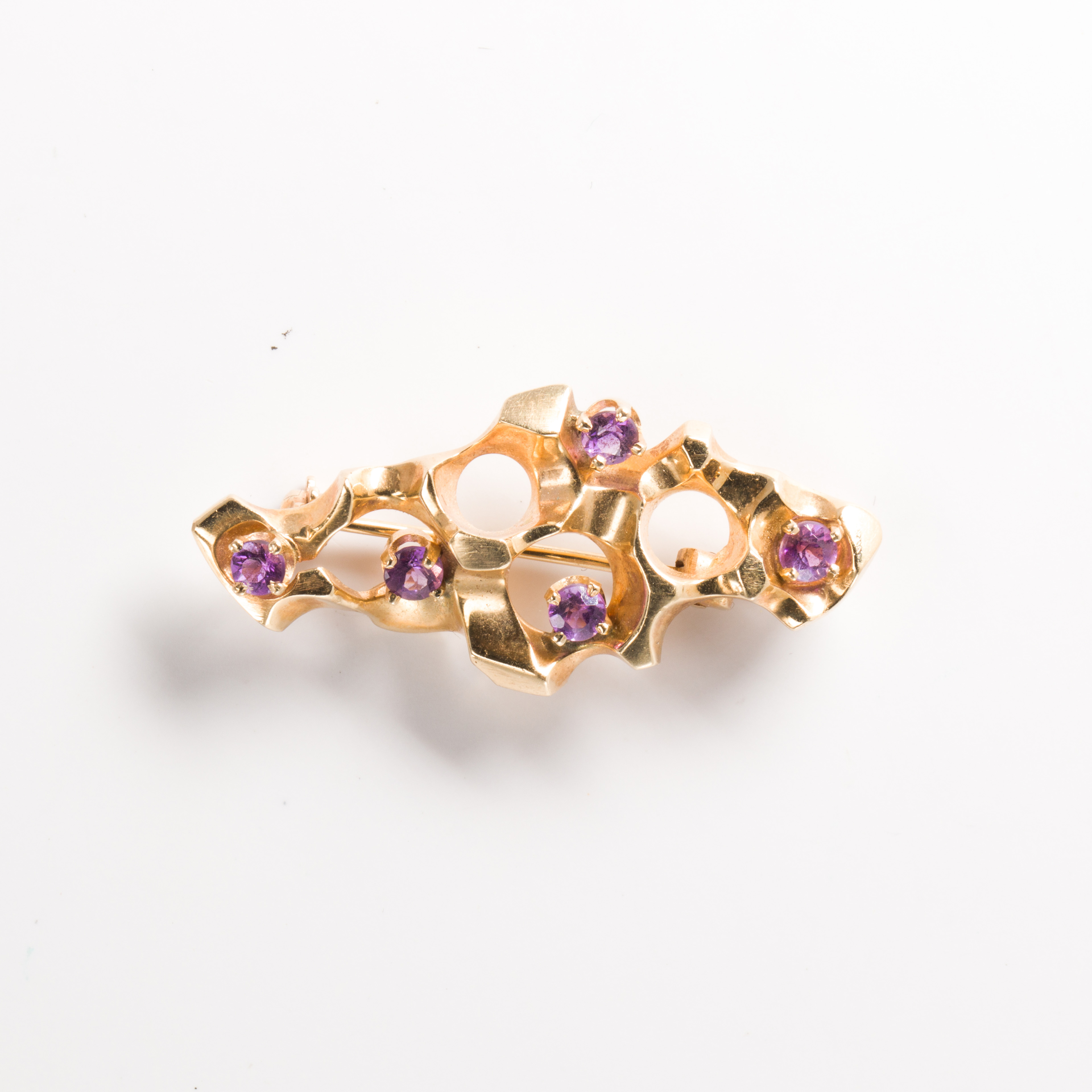 An amethyst and fourteen karat gold brooch