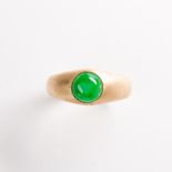 An English jade and fourteen karat gold ring