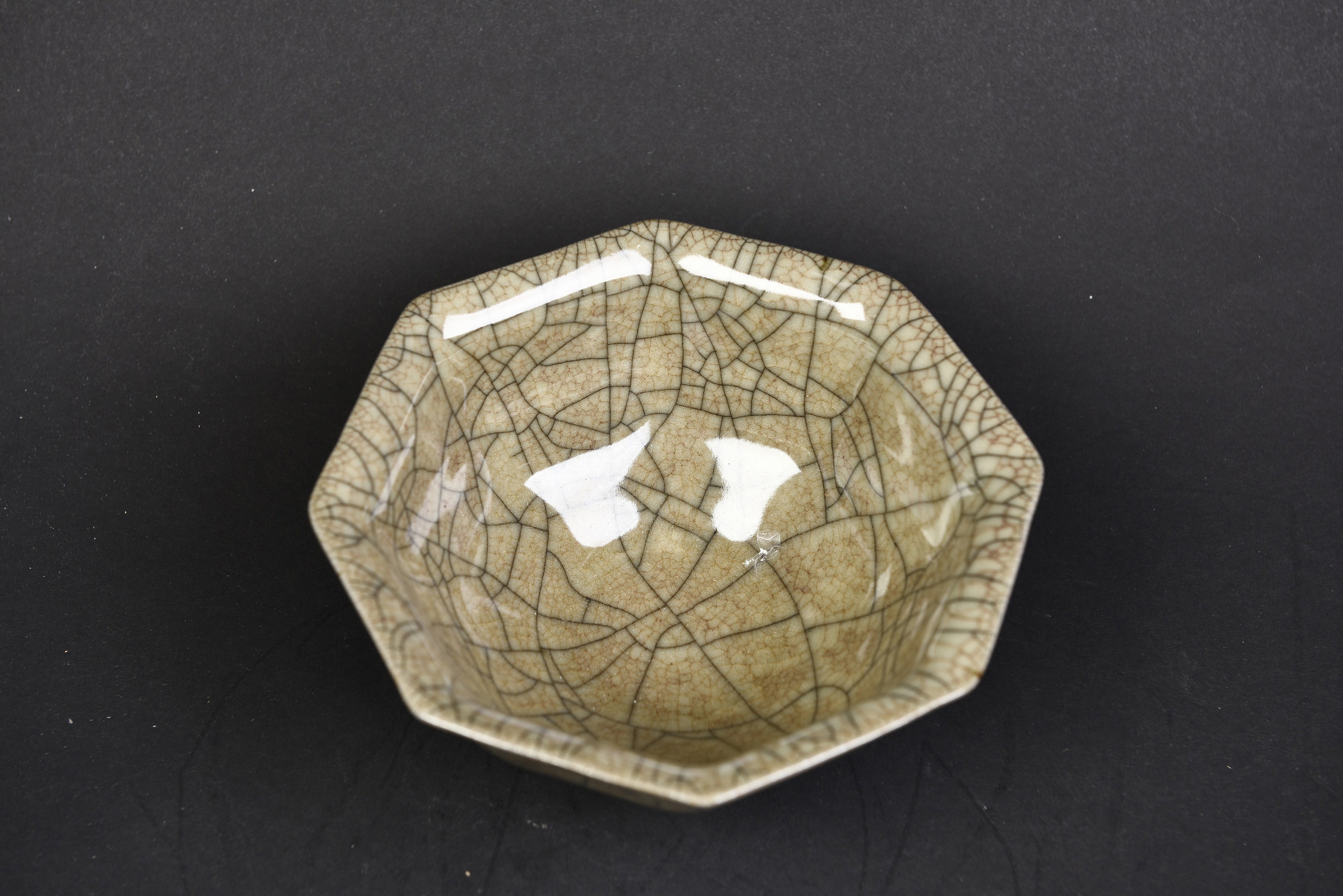 A Chinese Ge-type porcelain bowl - Image 3 of 5