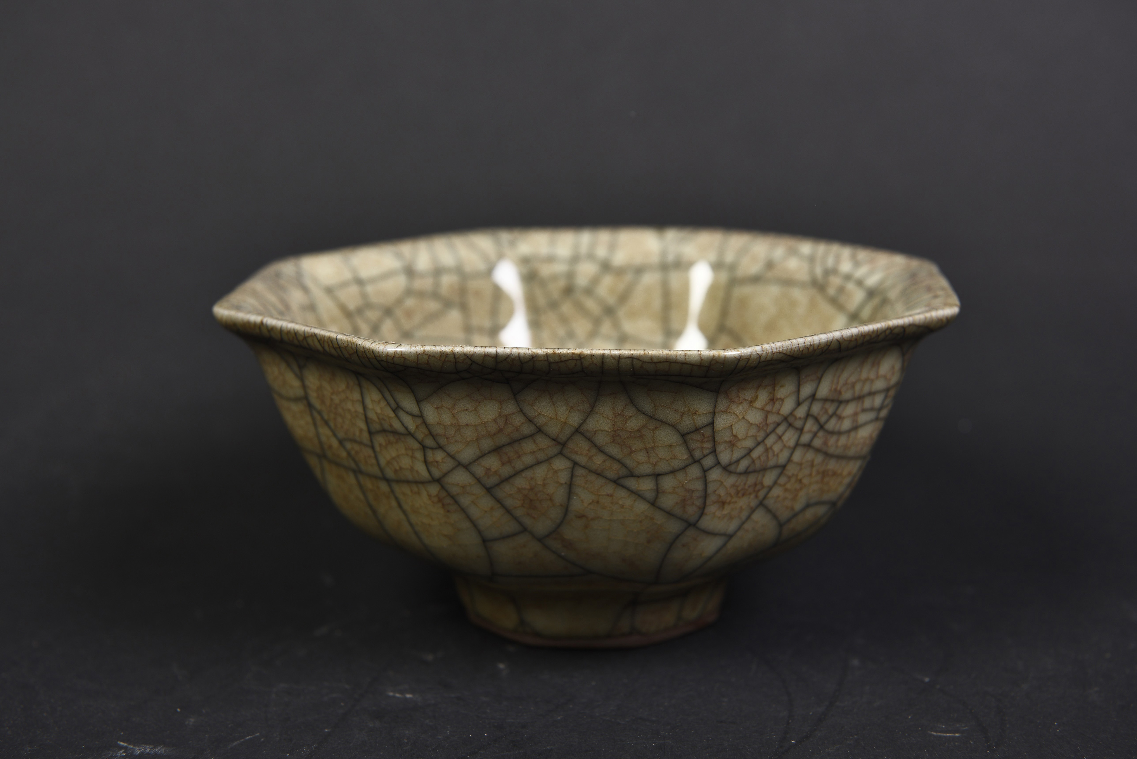 A Chinese Ge-type porcelain bowl - Image 2 of 5