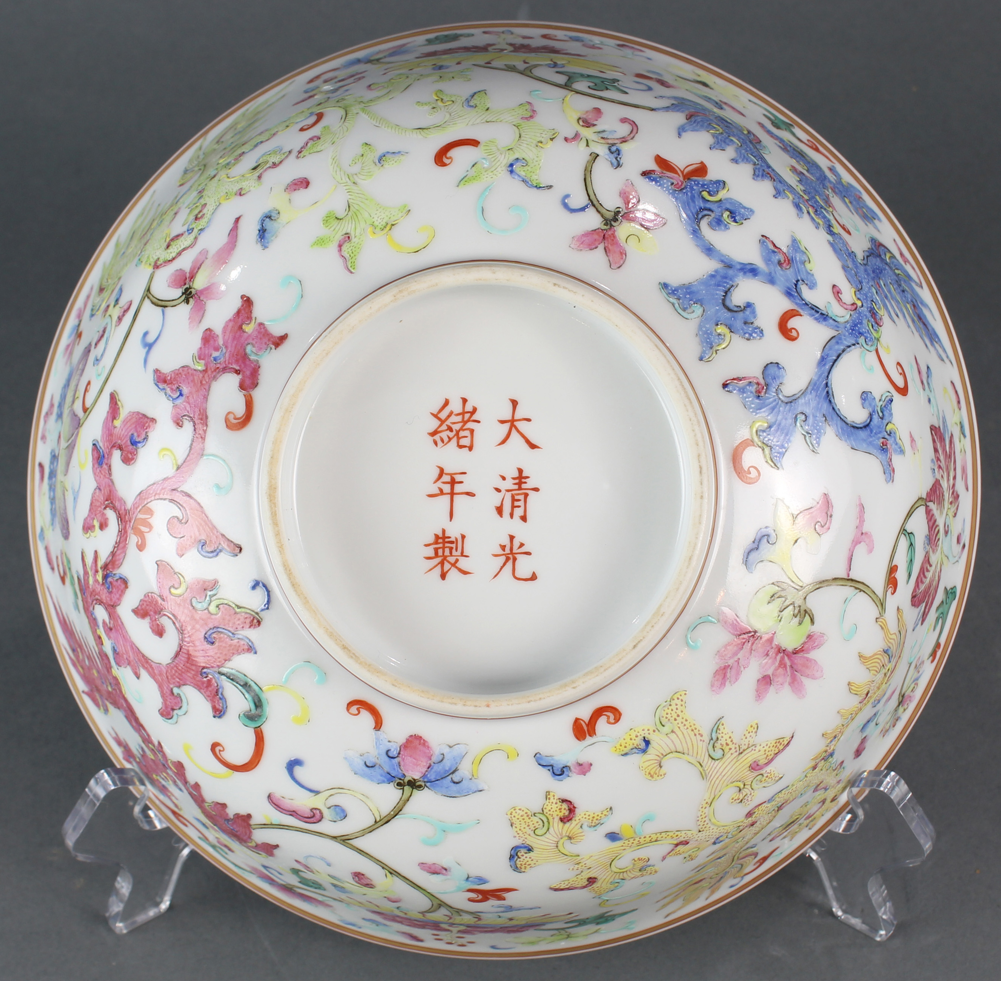 A famille rose 'phoenix' bowl - Image 4 of 4