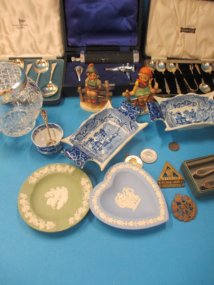 A quantity of collectable items to include 2 pearlware dishes