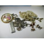 A quantity of jewellery to include gold and silver items