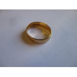 A 22ct gold wedding band, approx weight 4.3g
