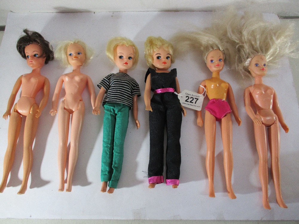 28 Vintage Sindy dolls - Image 2 of 9