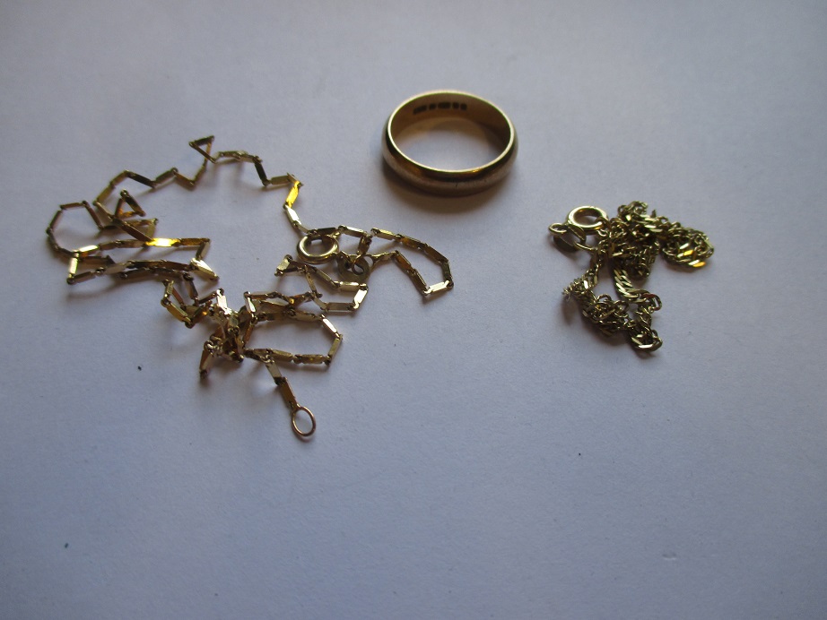 A quantity of 9ct gold items, approx 8.1g