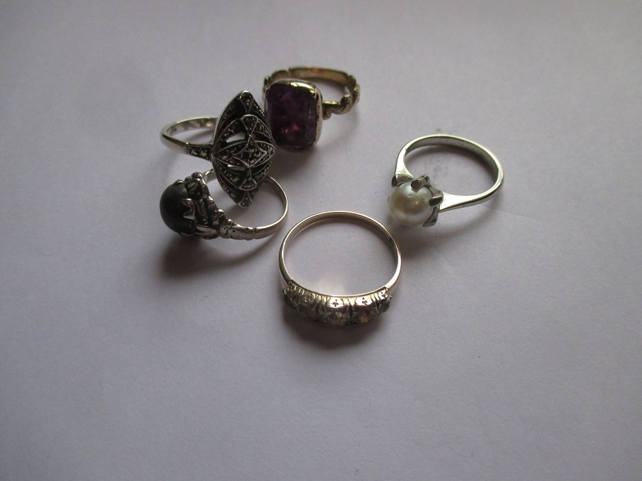 5 Dress rings of various metals