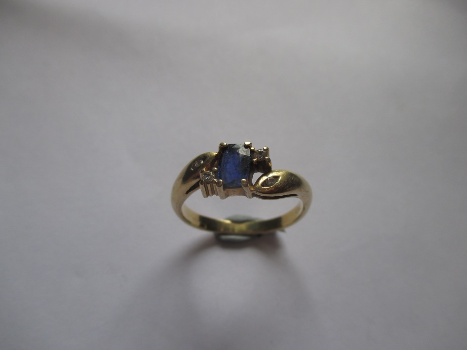 An 18ct yellow gold ring set with 4 diamonds and central blue sapphire, approx finger size 'S'