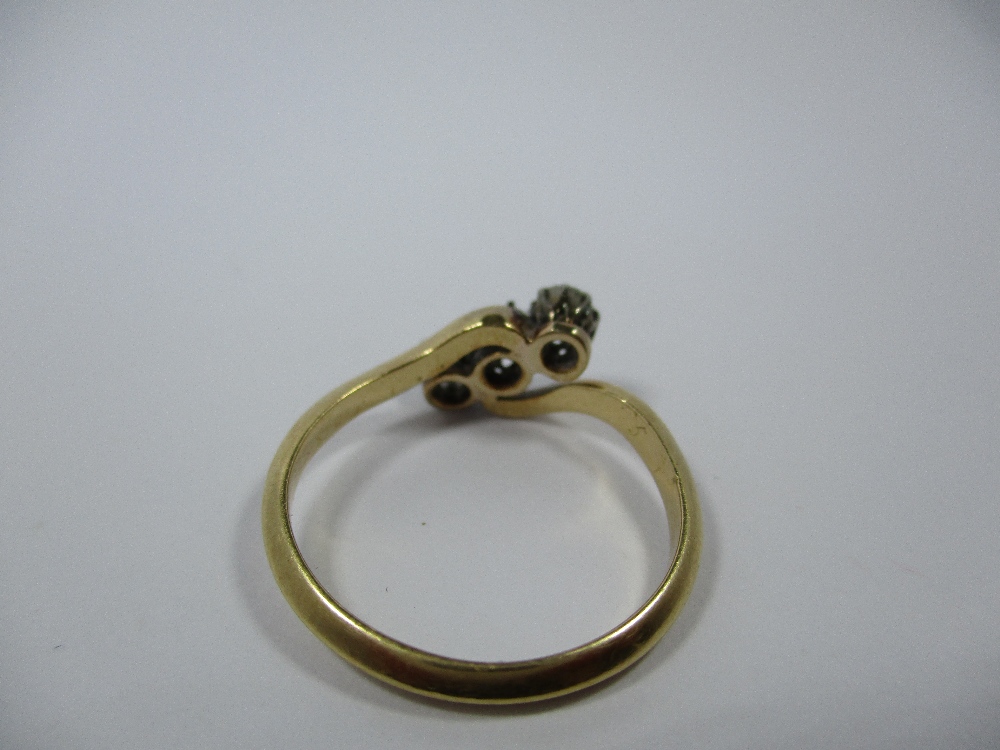 An antique gold ring set with 3 diamonds, approx finger size L - Image 4 of 6