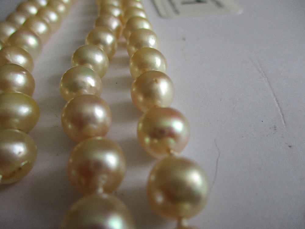 A 2 string pearl necklace with gem set gold and silver clasp - Image 5 of 10
