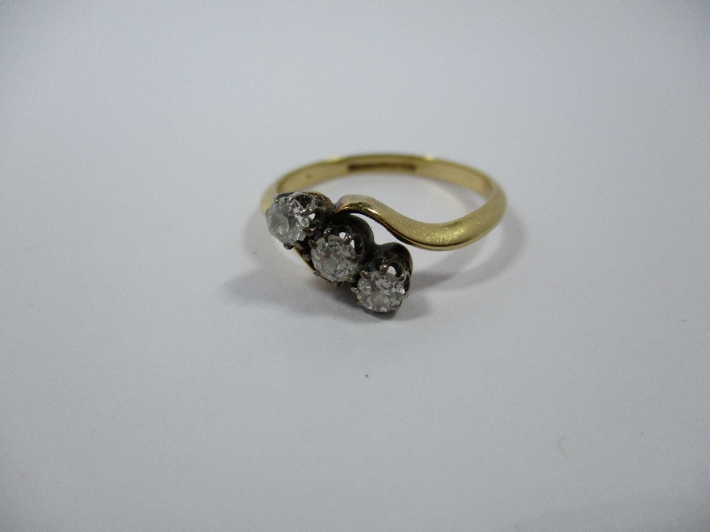 An antique gold ring set with 3 diamonds, approx finger size L - Image 5 of 6