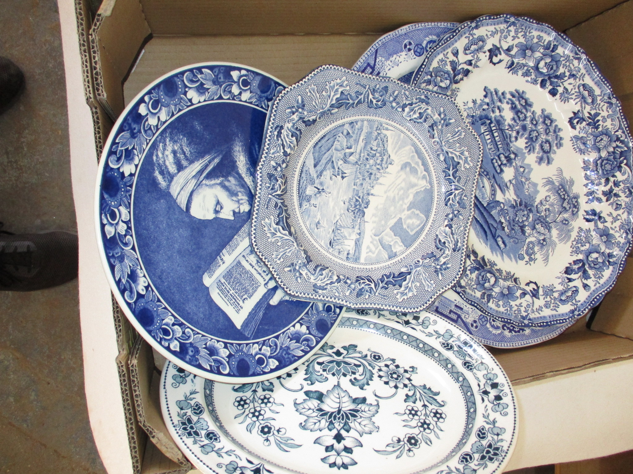 A large quantity of Victorian and later ceramics and general clearance items - Image 4 of 10