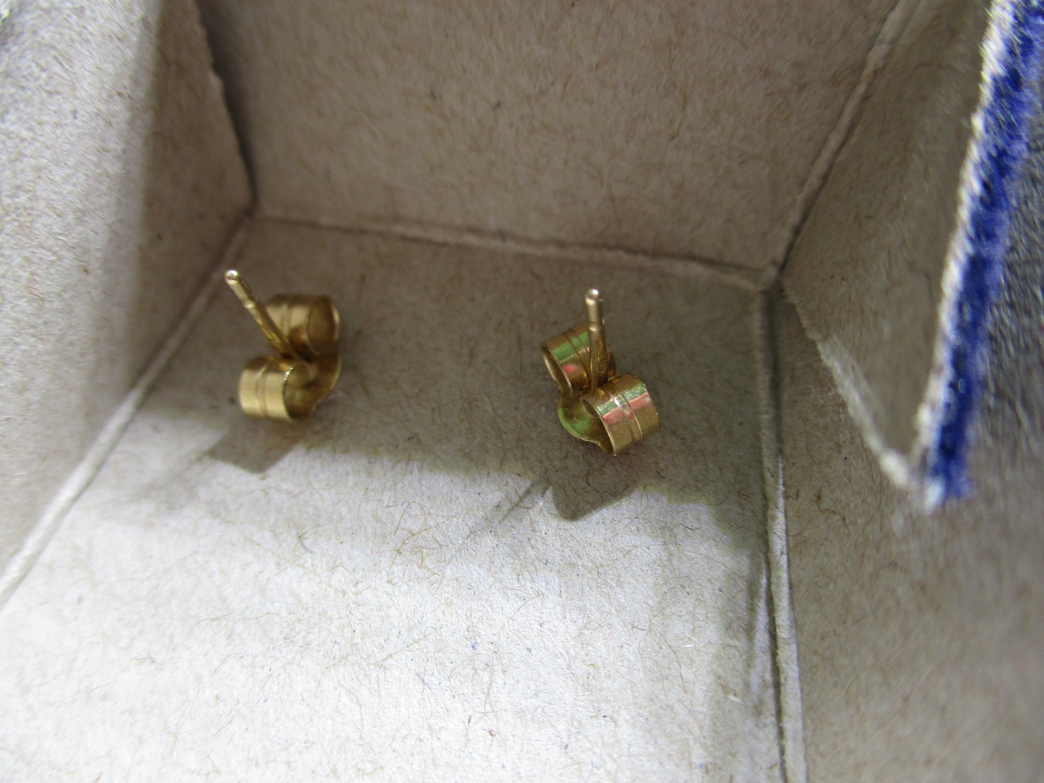 An antique 18ct gold ring set with opals and diamonds and 2 pairs of 9ct gold and opal earrings - Image 12 of 12