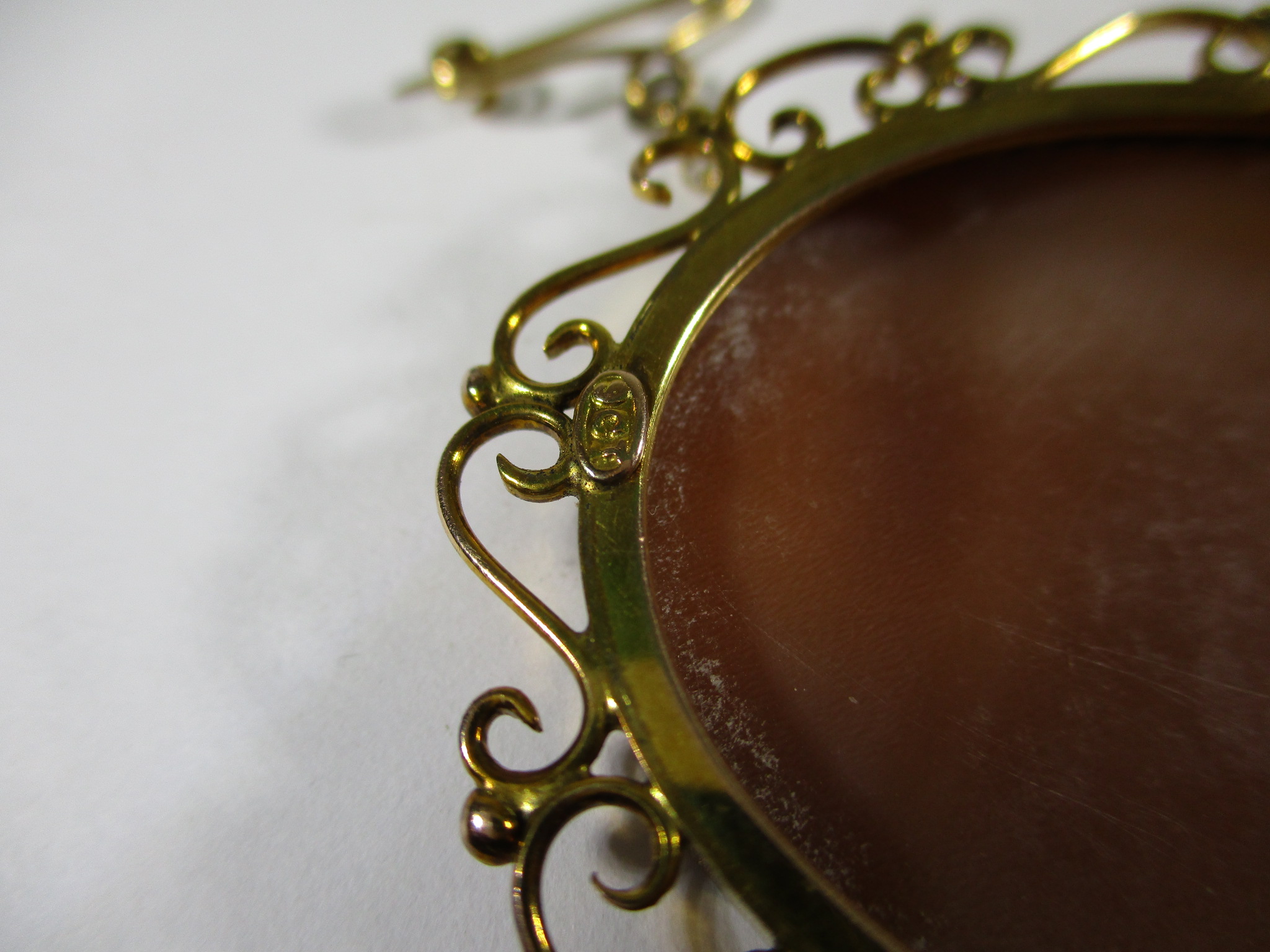 A 9ct gold mounted cameo brooch - Image 4 of 6