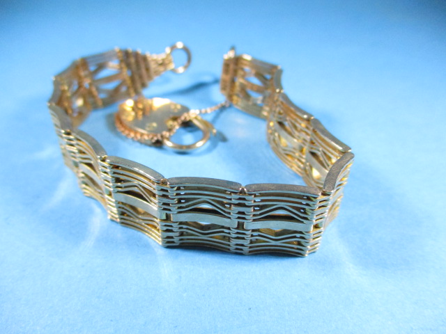 A 9ct yellow gold gate bracelet, approx. weight 30g