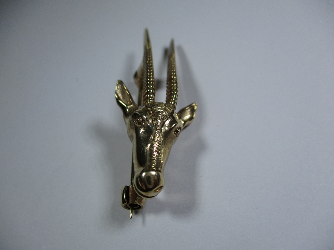 A 9ct yellow gold brooch in the form of an Antelope, approx weight 5.5g