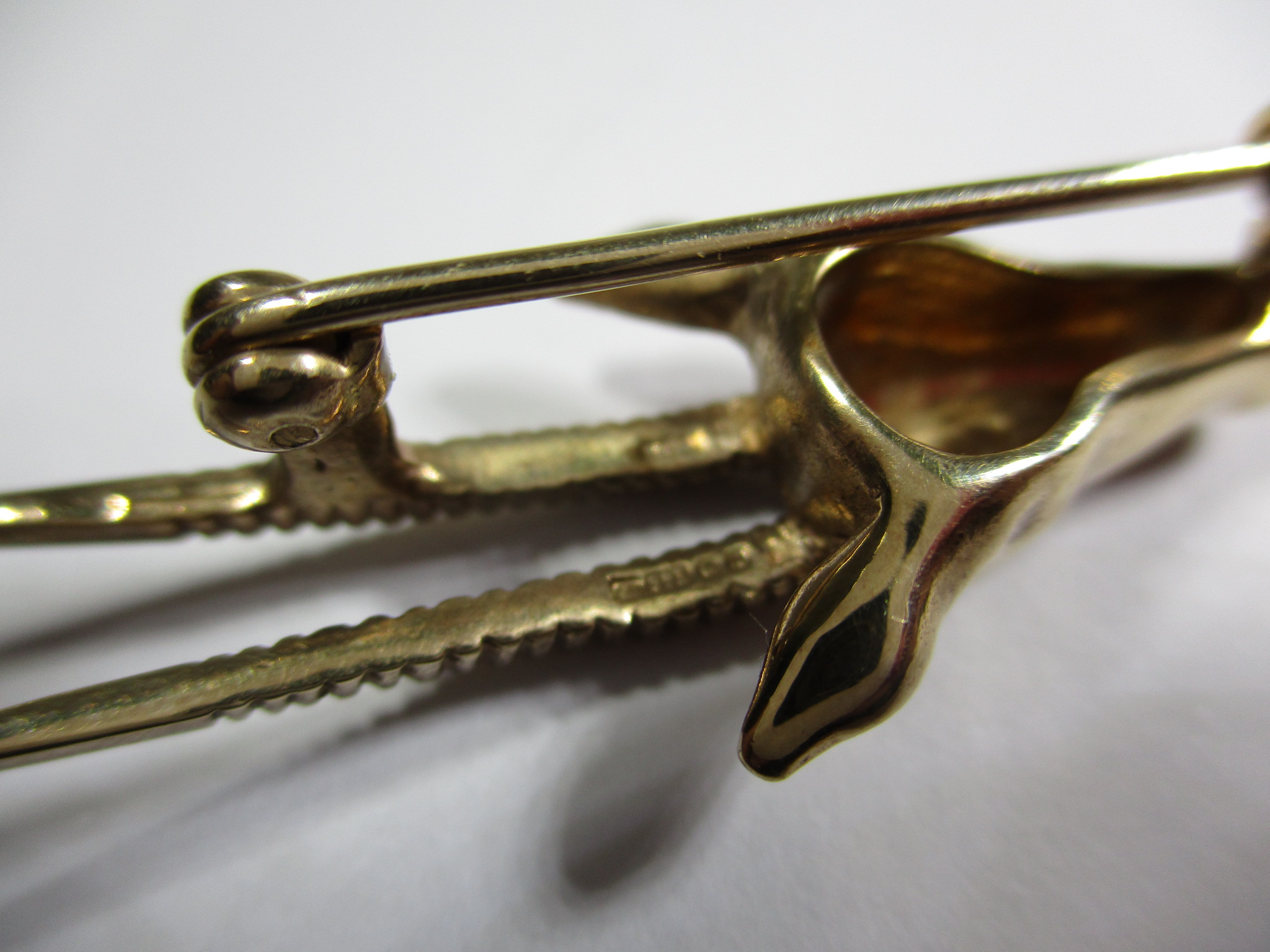 A 9ct yellow gold brooch in the form of an Antelope, approx weight 5.5g - Image 5 of 7