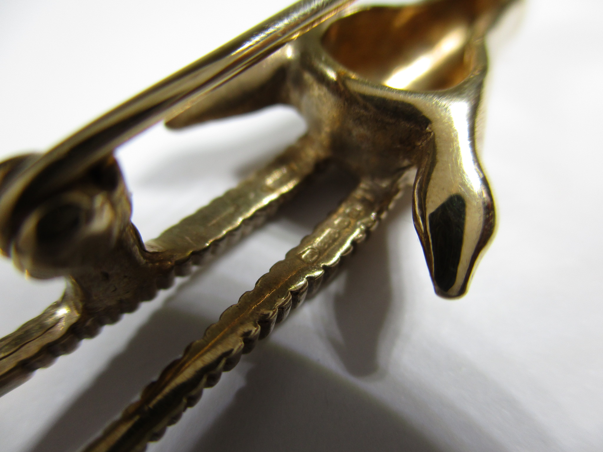 A 9ct yellow gold brooch in the form of an Antelope, approx weight 5.5g - Image 6 of 7