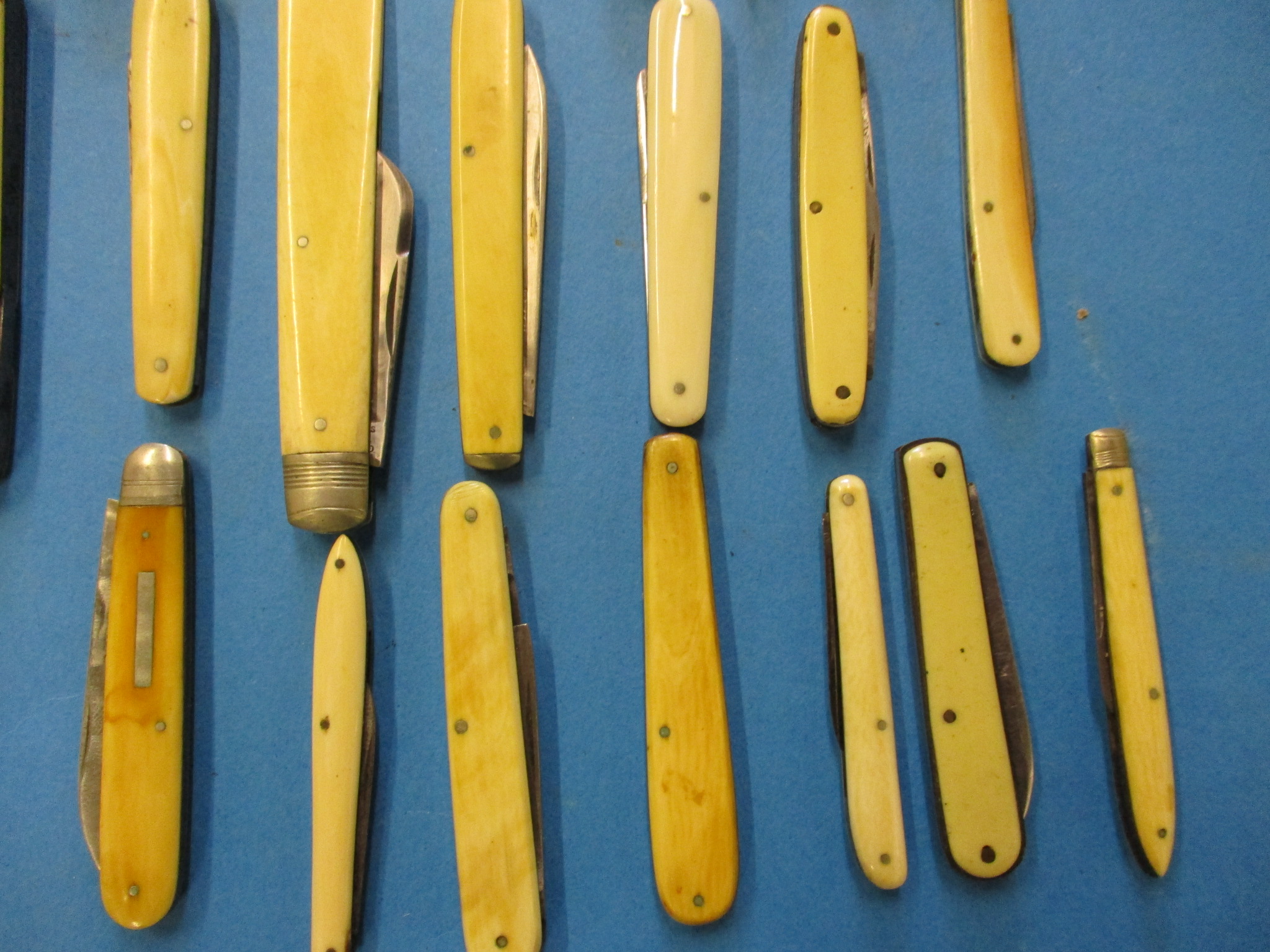 A large quantity of 19th century and later pocket knives. - Image 3 of 9