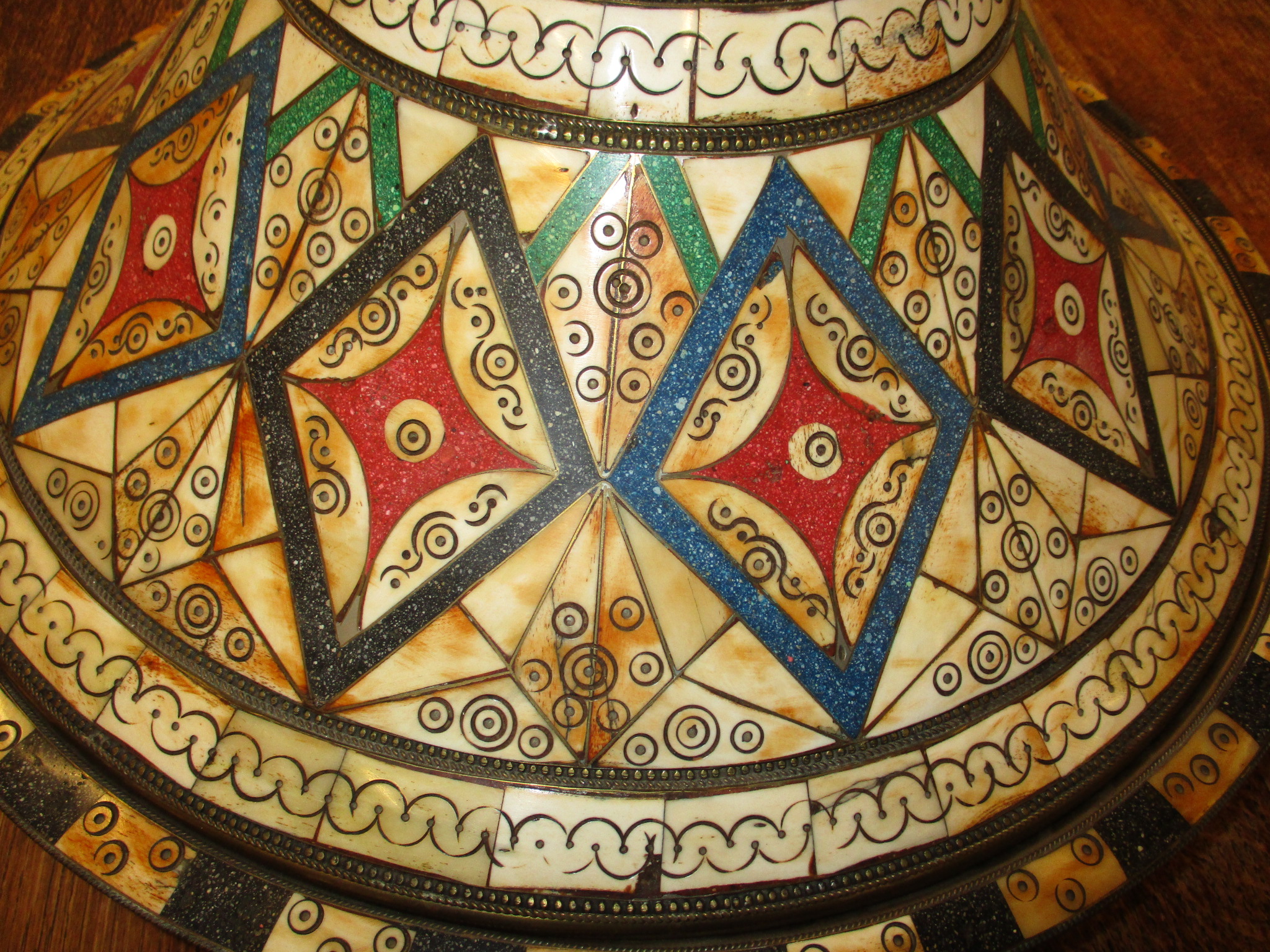 A large Moroccan Tagine cook pot, set with bone and hardstone decoration - Image 3 of 6