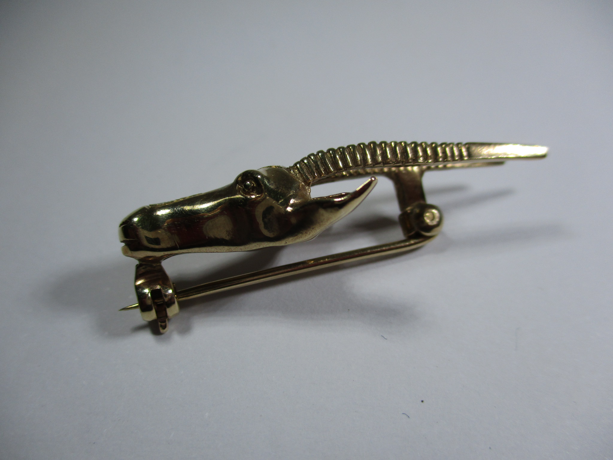 A 9ct yellow gold brooch in the form of an Antelope, approx weight 5.5g - Image 4 of 7