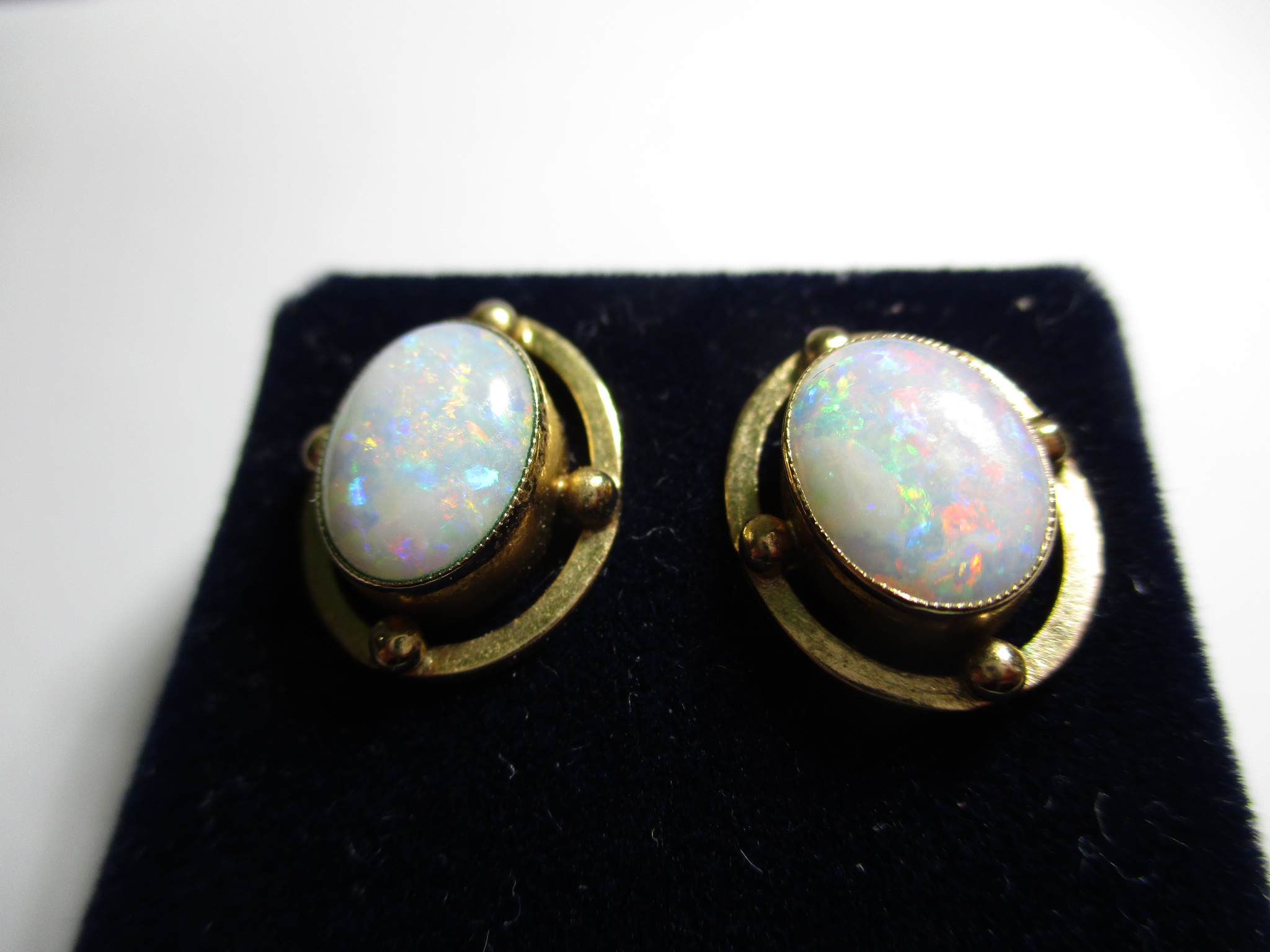 An antique 18ct gold ring set with opals and diamonds and 2 pairs of 9ct gold and opal earrings - Image 10 of 12