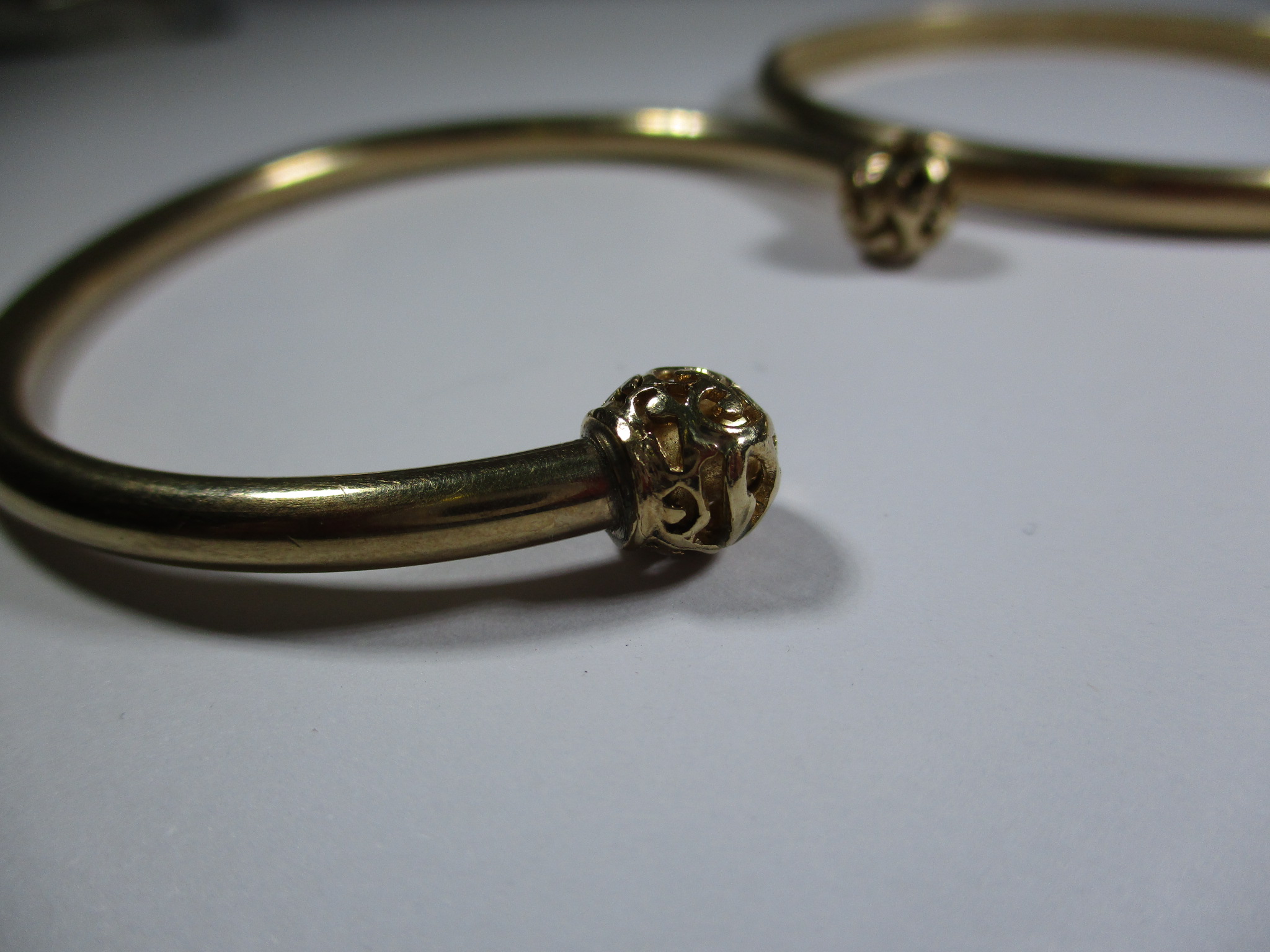 A gold torque type bangle and another yellow metal example - Image 3 of 9