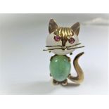 A yellow metal mounted brooch in the form of a cat, approx. weight 10.1g.