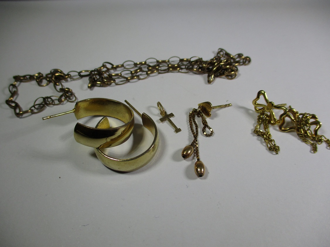 A quantity of gold and yellow metal items, approx. total weight 10.9g