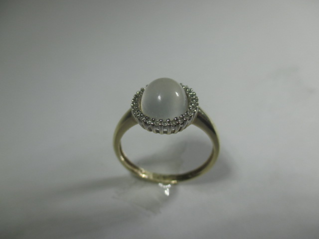 A 9ct gold dress ring with central cabochon Moonstone - Image 3 of 6