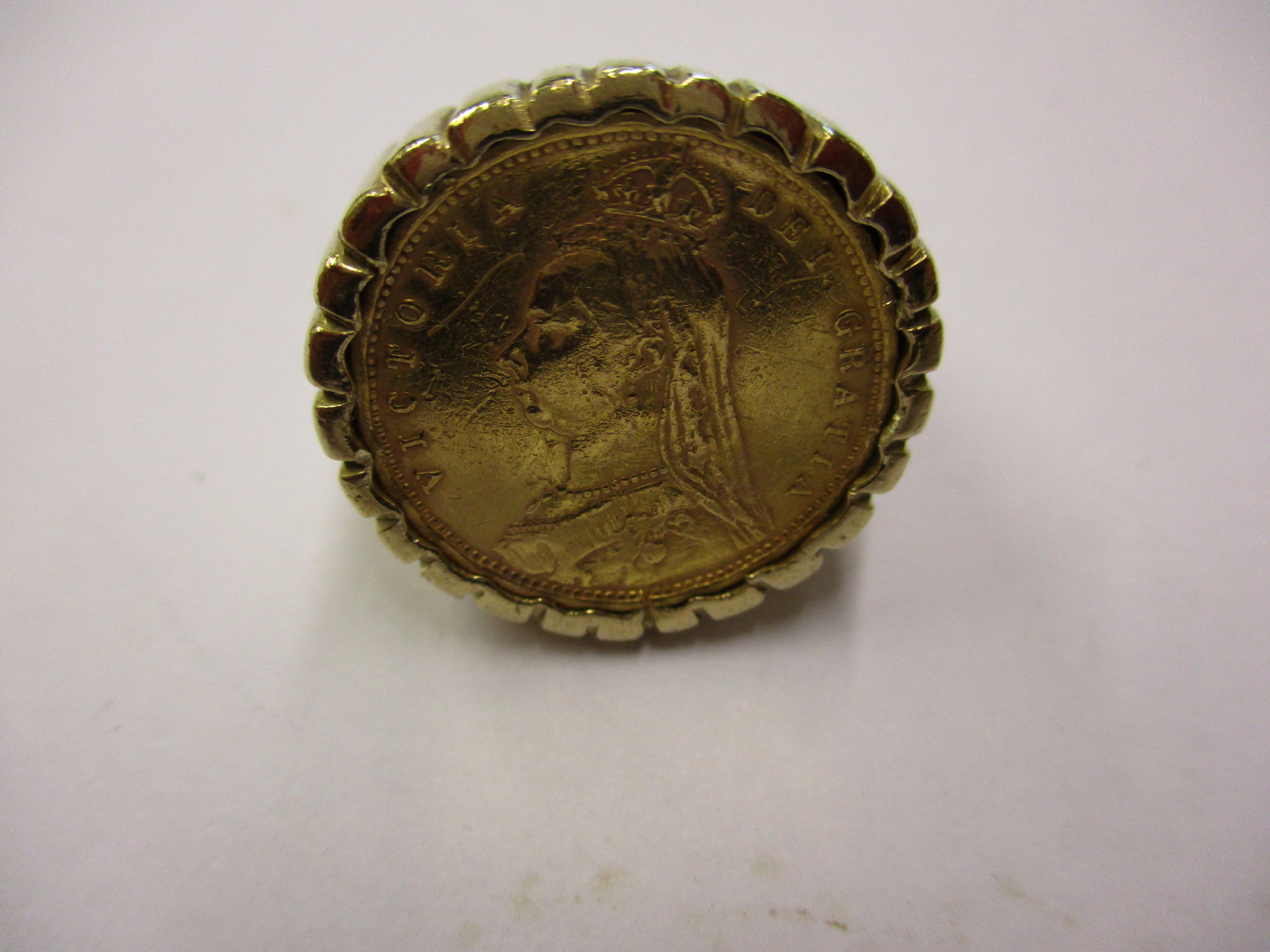 An 1892 gold half sovereign having Jubilee head and shield back set in a 9ct gold ring, approx total - Image 2 of 10