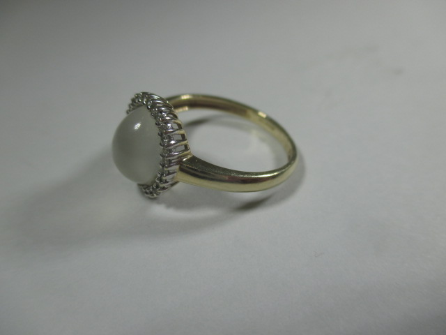 A 9ct gold dress ring with central cabochon Moonstone - Image 6 of 6