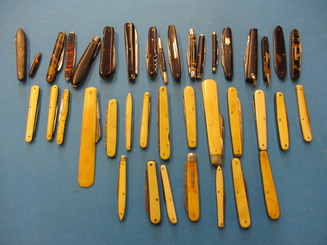 A large quantity of 19th century and later pocket knives.