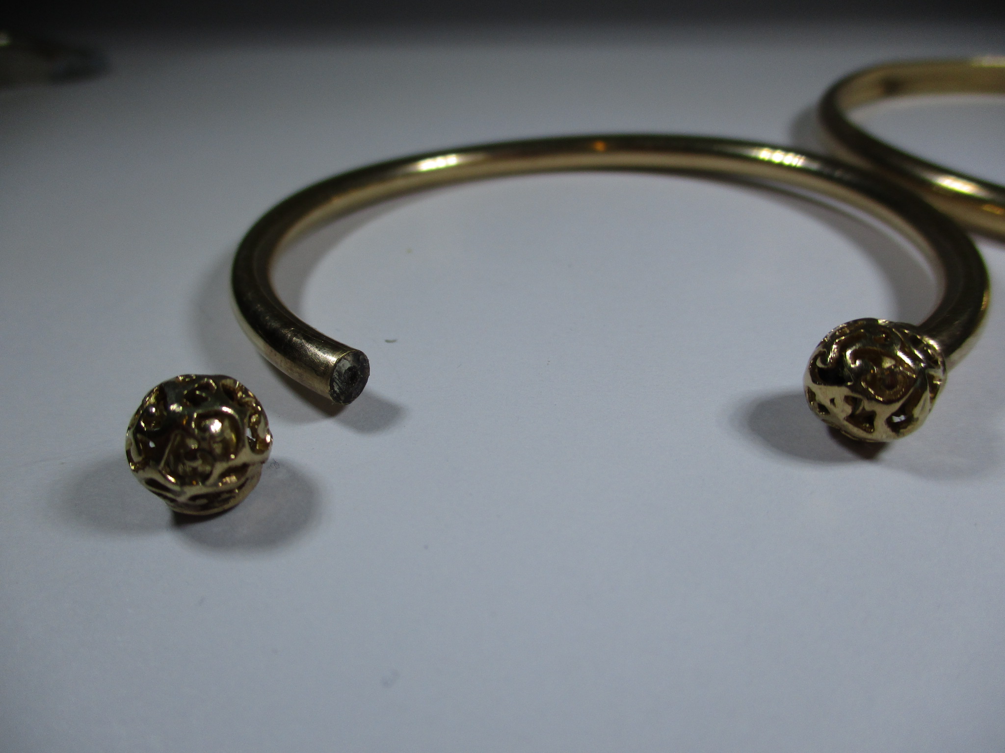 A gold torque type bangle and another yellow metal example - Image 5 of 9