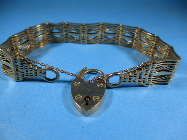 A 9ct yellow gold gate bracelet, approx. weight 30g - Image 3 of 6